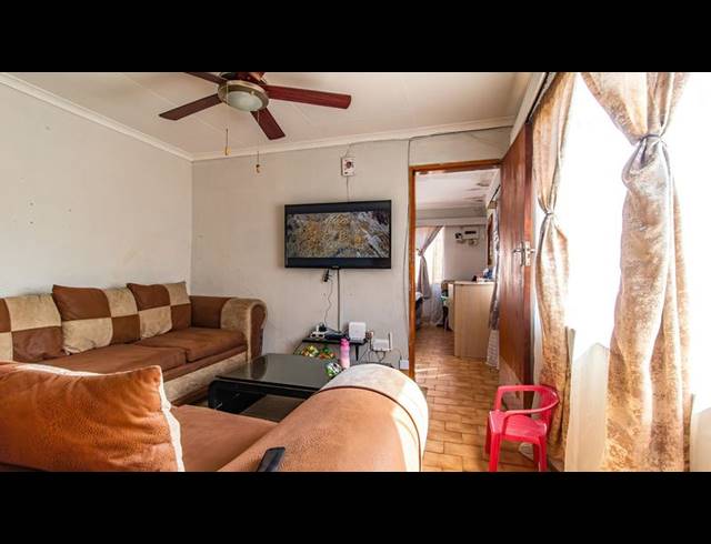 4 BEDROOM HOUSE FOR SALE IN BEZUIDENHOUT VALLEY